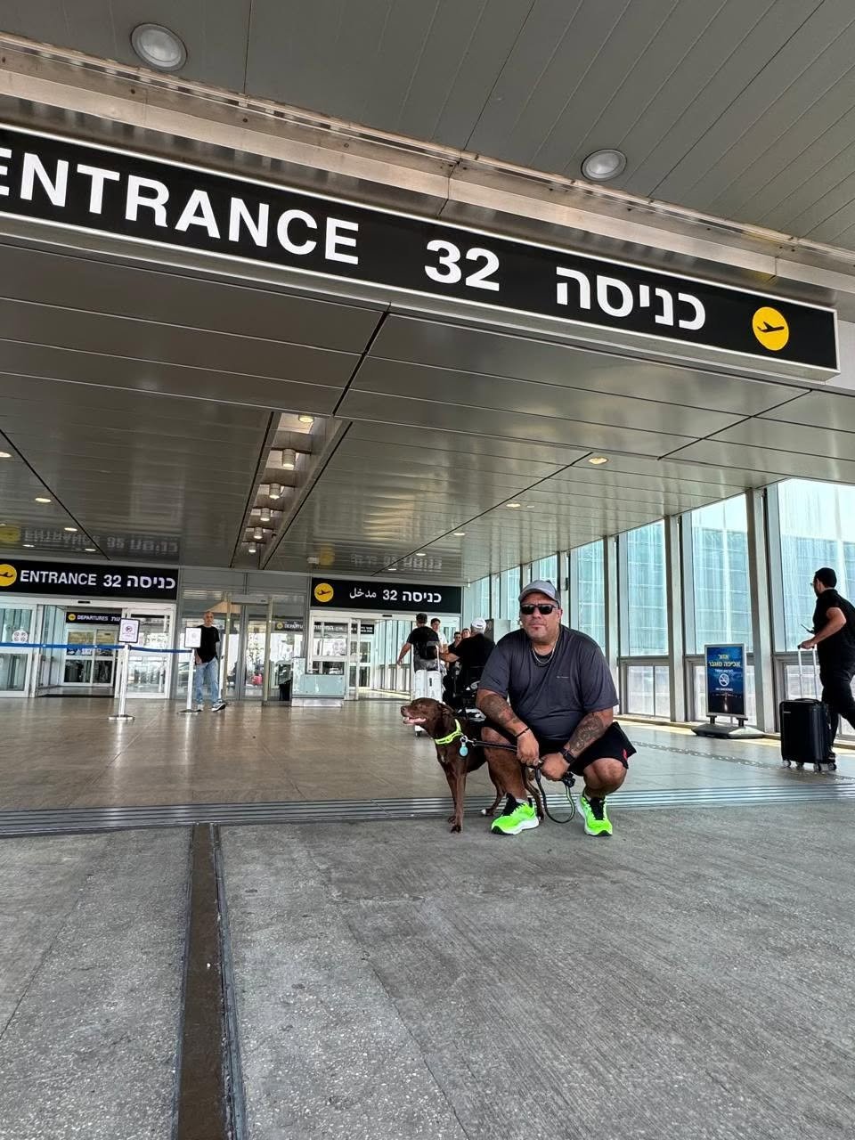 Fundador de Pet World Travel junto a un perro en el aeropuerto, listos para viajar